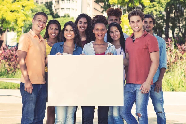 Grupo Multi Étnico Engraçado Rindo Amigos Segurando Banner Branco Livre — Fotografia de Stock