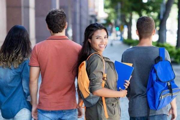 Hermosa Estudiante Mexicana Con Grupo Adultos Jóvenes Aire Libre Ciudad —  Fotos de Stock