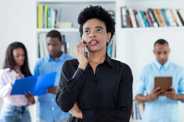 Empresária Afro Americana Telefone Com Grupo Empresários Negros Escritório — Fotografia de Stock