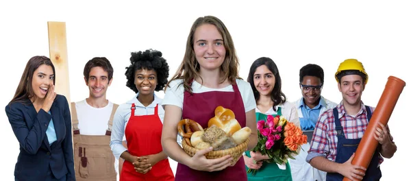 与一群在白人背景下被隔离的国际学徒一起嘲笑女面包师 — 图库照片