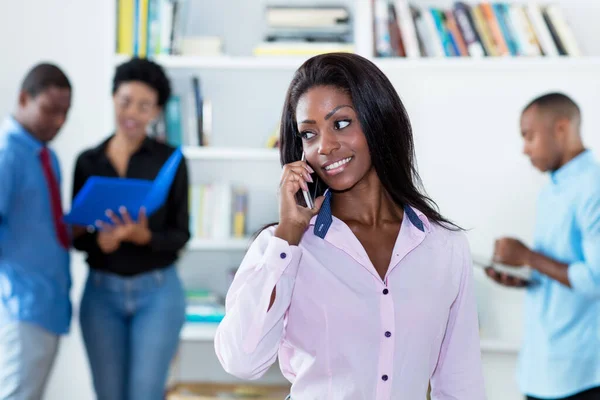 Mulher Negócios Americana Africana Bonita Telefone Com Grupo Pessoas Negócios — Fotografia de Stock