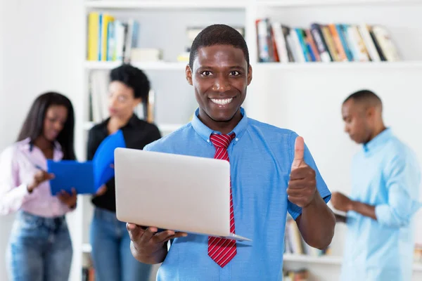 Riendo Hombre Negocios Afroamericano Computadora Con Grupo Gente Negocios Negros — Foto de Stock