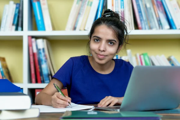 Krásná Indická Studentka Učení Knihami Počítačem Doma Stolu — Stock fotografie