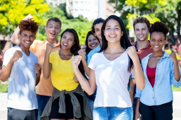 Unga Sydamerikanska Kvinnliga Student Med Grupp Jublande Unga Vuxna Utomhus — Stockfoto