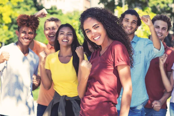 Hermosa Estudiante Mexicana Con Grupo Adultos Jóvenes Animando Aire Libre — Foto de Stock