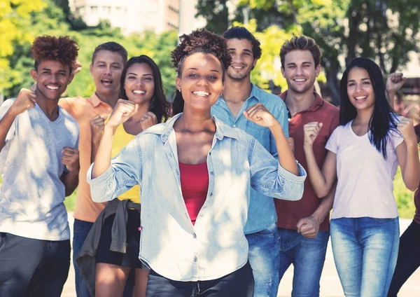 Linda Estudante Afro Americana Com Grupo Jovens Adultos Aplaudindo Livre — Fotografia de Stock