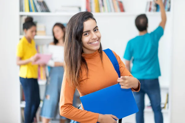 Krásná Kolumbijská Studentka Skupinou Mladých Dospělých Vysoké Škole — Stock fotografie