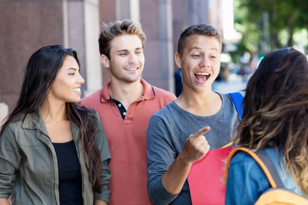 Grupo Adultos Jóvenes Caucásicos Latinoamericanos Hispanos Hablando Aire Libre Ciudad — Foto de Stock