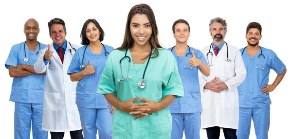 美しいラテン系アメリカ人女性看護師とともに医師と医療チーム隔離された白い背景のためにカットアウト — ストック写真