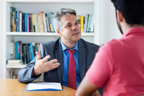 Συνάντηση Του Σοβαρού Γερμανού Επιχειρηματία Και Εργαζομένου Στο Γραφείο — Φωτογραφία Αρχείου