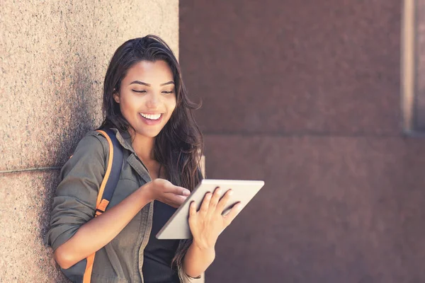 Vídeo Chamada Estudante Latino Americana Com Tablet Digital Livre Frente — Fotografia de Stock