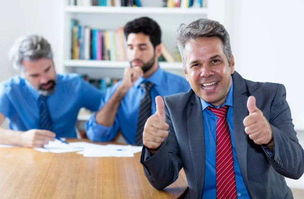 Riendo Hombre Negocios Edad Avanzada Con Equipo Motivado Oficina Empresa —  Fotos de Stock