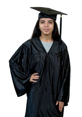 Hindistan 'dan güzel bir bilgisayar bilimi öğrencisi akademik elbisesi ile beyaz arka planda izole edilmiş.