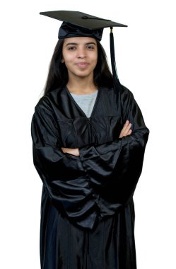 Hindistan 'dan mezun akademik elbiseli güzel bilgisayar bilimleri öğrencisi beyaz arka planda izole edilmiş.