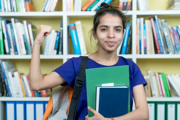 Étudiante Indienne Encourageante Avec Livres Paperasse Bibliothèque Université — Photo