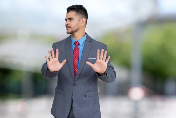 Latinamerikan Affärsman Avvisa Erbjudande Korruption Utomhus Staden — Stockfoto