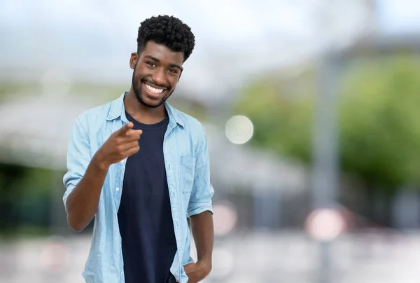 Gelukkig Jong Volwassen Man Uit Afrika Met Baard Casual Kleding — Stockfoto