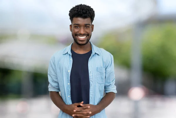 Selbstbewusster Junger Erwachsener Mann Aus Afrika Mit Bart Und Lässiger — Stockfoto