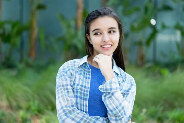 Riéndose Mujer Joven Italiana Adulta Con Ropa Casual Verano Ciudad — Foto de Stock