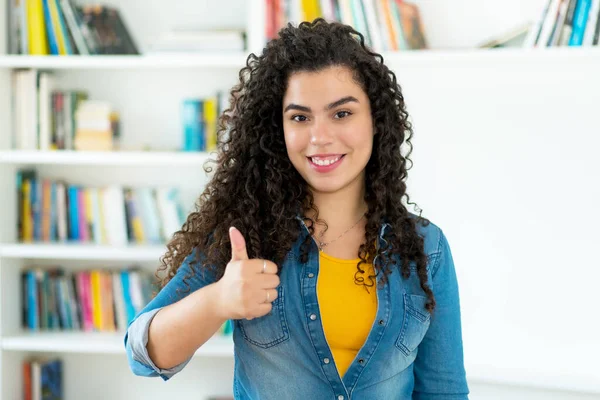 Positieve Argentijnse Vrouw Tonen Duim Omhoog Binnen Thuis — Stockfoto