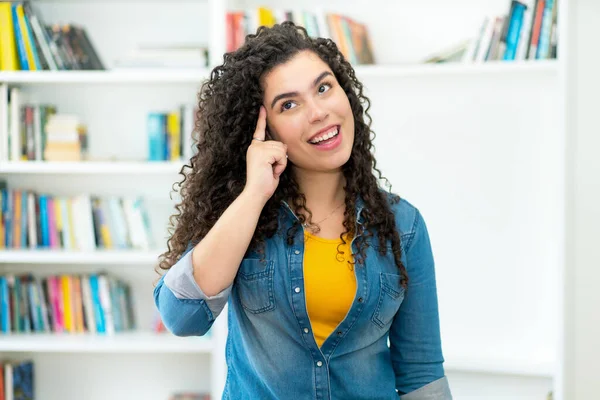 Ottimistica Donna Argentina Che Mostra Pollici Alto Casa — Foto Stock