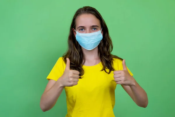 Brittisk Ung Vuxen Kvinna Rekommenderar Ansiktsmask Mot Covid Infektion Isolerad — Stockfoto