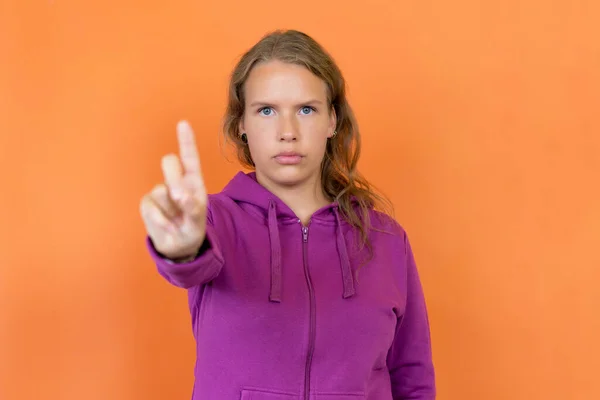 Ξανθιά Γερμανίδα Νεαρή Ενήλικη Γυναίκα Gesturing Σταματήσει Απομονωμένη Πορτοκαλί Φόντο — Φωτογραφία Αρχείου