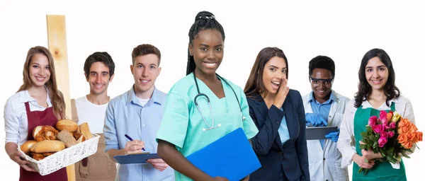 Ung Afrikansk Amerikansk Kvinnlig Sjuksköterska Med Grupp Praktikanter Isolerad Vit — Stockfoto