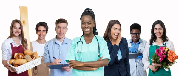 Schöne Afrikanisch Amerikanische Krankenschwester Mit Einer Gruppe Von Auszubildenden Isoliert — Stockfoto