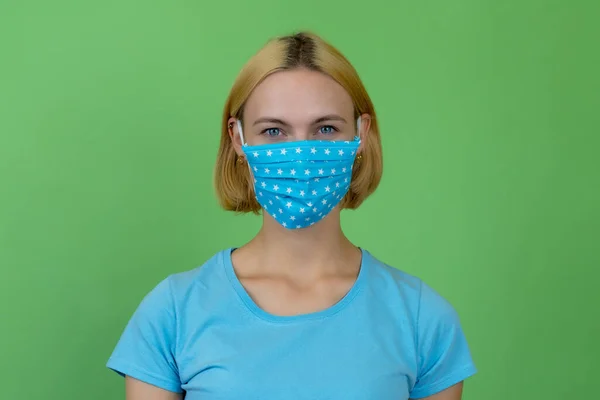 Retrato Mulher Jovem Com Máscara Facial Como Proteção Contra Infecção — Fotografia de Stock