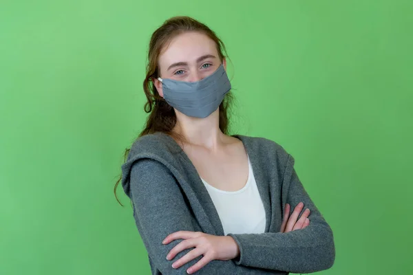 Fransk Kvinna Bär Ansiktsmask Som Skydd Mot Coronavirus Infektion Isolerad — Stockfoto