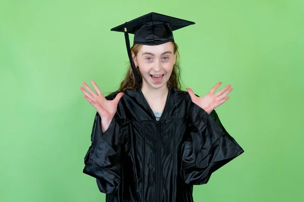 Ενθουσιασμένη Γαλλίδα Μεταπτυχιακή Φοιτήτρια Ακαδημαϊκό Φόρεμα Και Καπέλο Απομονώνονται Πράσινο — Φωτογραφία Αρχείου