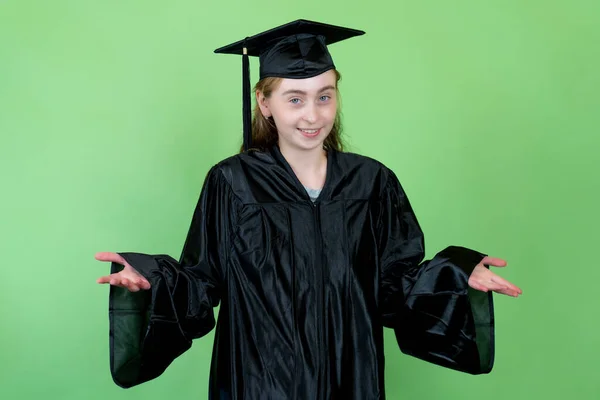Νεαρή Γαλλίδα Απόφοιτος Φοιτητής Ακαδημαϊκό Φόρεμα Και Καπάκι Απομονώνονται Πράσινο — Φωτογραφία Αρχείου