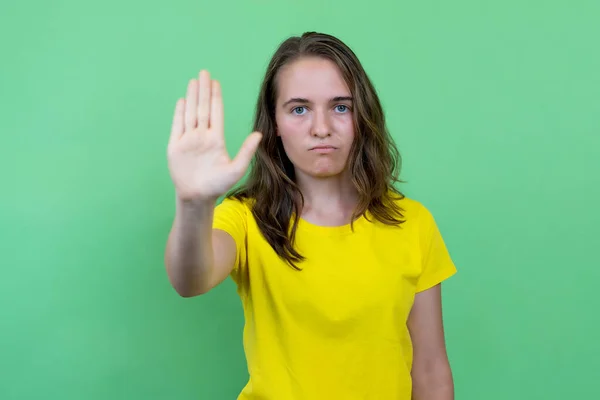 Jeune Femme Aux Cheveux Bruns Gesticulant Arrêt Distance Isolé Sur — Photo