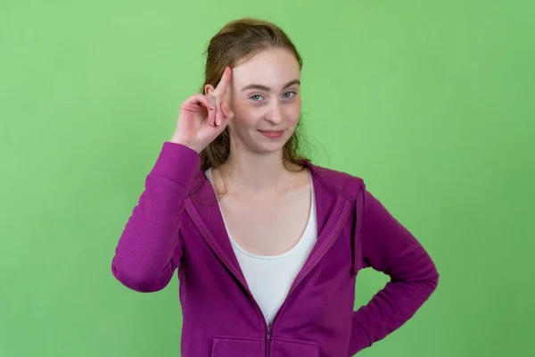 Ganska Brittisk Kvinnlig Ung Vuxen Isolerad Grön Bakgrund — Stockfoto
