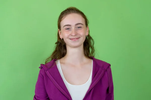 Portret Brytyjskiej Młodej Dorosłej Kobiety Odizolowanej Zielonym Tle — Zdjęcie stockowe