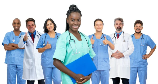 美しいアフロアメリカの女性看護師とともに医師と医療チーム隔離された白い背景のためにカットアウト — ストック写真