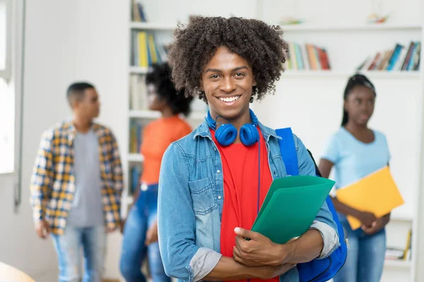 Estudiante Masculino Negro Riéndose Con Grupo Adultos Jóvenes Afroamericanos Biblioteca — Foto de Stock