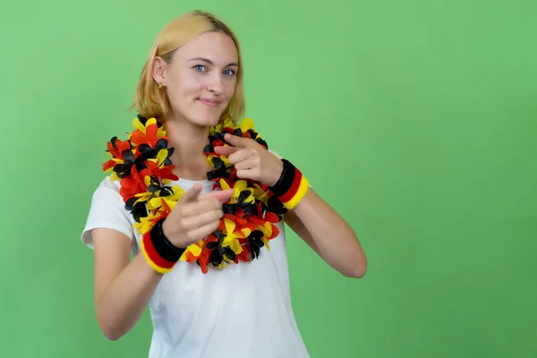 緑の背景に隔離されたドイツから美しい女性サッカーファン — ストック写真