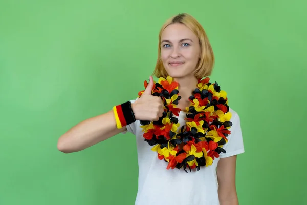 緑の背景に隔離されたドイツからの楽観的な女性サッカーファン — ストック写真