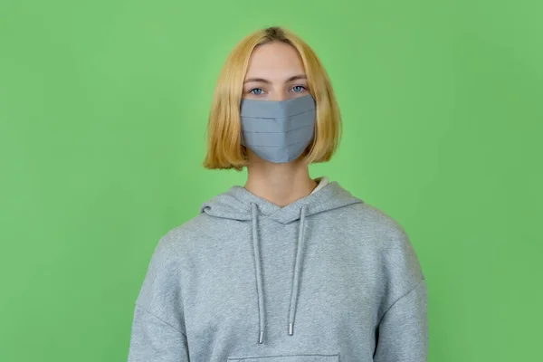 Vacker Kvinna Med Blont Hår Och Ansiktsmask Som Skydd Mot — Stockfoto