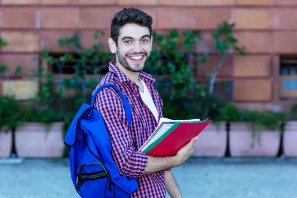 Skrattande Spanska Manliga Student Promenader Till Universitetet Utomhus Staden — Stockfoto