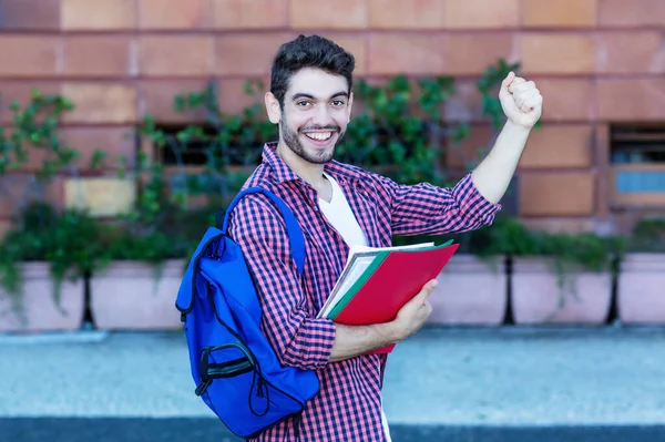 Framgångsrik Spansk Manlig Student Hejar Examen Utomhus Staden — Stockfoto