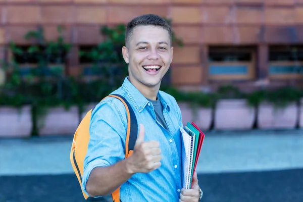 Skrattande Blond Manlig Student Promenader Till Universitetet Utomhus Staden — Stockfoto