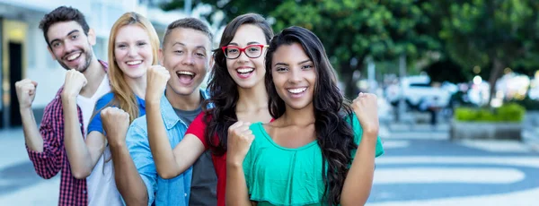 Gruppo Cinque Giovani Adulti Internazionali Fila All Aperto Città — Foto Stock