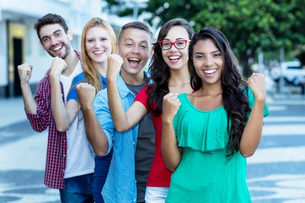 Grupo Cinco Jóvenes Adultos Internacionales Línea Aire Libre Ciudad —  Fotos de Stock