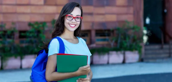 Riendo Estudiante Femenina Con Pelo Negro Largo Gafas Aire Libre —  Fotos de Stock