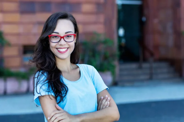 Mooie Lachende Vrouw Met Lang Zwart Haar Een Bril Buiten — Stockfoto