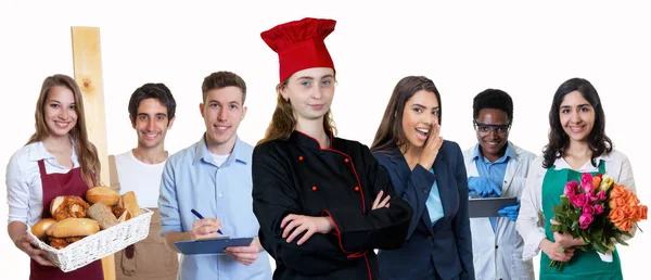 Jovem Cozinheira Sorridente Com Grupo Estagiárias Isoladas Fundo Branco Para — Fotografia de Stock