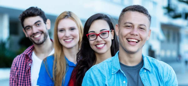 Rindo Alemão Jovem Adulto Homem Com Grupo Amigos Linha Livre — Fotografia de Stock